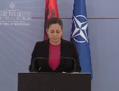 دموع وزيرة دفاع ألبانيا تتغلب عليها خلال إعلان أسماء ضحايا الزلزال.. فيديو