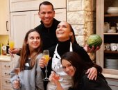 برقصة بالبيجاما وصور عائلية.. جينفير لوبيز تحتفل بعيد الشكر.. فيديو