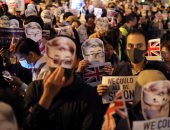 نشطاء فى هونج كونج ينظمون وقفة أمام السفارة البريطانية بالماسكات