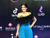 رئيس القاهرة السينمائى وبسمة وحنان مطاوع يصلون حفل الختام