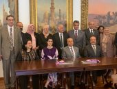 وزير التعليم العالى يستعرض تقريرًا حول زيارة الوفد المصرى للجامعات الماليزية