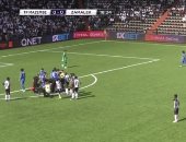 فيديو.. سقوط أحمد سيد زيزو أمام مازيمبى وخروجه لتلقى العلاج