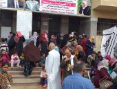 الكشف علي 1980مريض وإجراء عملية لإنقاذ عجل في قافلة جامعة الزقازيق