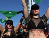 شاهد النساء تجددن الاحتجاجات فى تشيلى وهتافات كبيرة  ضد العنف الجنسى