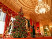 العائلة المالكة تضع اللمسات الأخيرة على شجرة عيد الميلاد بقلعة وندسور.. صور