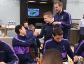 مورينيو يكافئ جامع الكرات بـ"عزومة غداء" مع نجوم توتنهام.. فيديو وصور