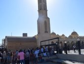 شاهد.. عشرات السياح يزورون مسجد الميناء الكبير ومنطقة الأزق بالغردقة