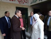 محافظ كفر الشيخ يتفقد المواقع الخدمية ويكافئ المعلمين