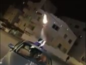 فيديو قلب السوشيال ميديا.. طفل يطلق وابلا من الأعيرة النارية فى الهواء بالأردن