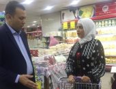 «فرح بلدنا كمان وكمان».. شوادر ومنافذ «كلنا واحد» تحطم الأسعار وتخفض سعر السلع الغذائية 30%.. النساء يقبلن بالزغاريد.. ويؤكدن: جودة عالية وسعر بسيط.. وإحدى السيدات: شكرا للرئيس الإنسان وتحية لرجال الداخلية