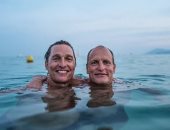 ماثيو ماكونهى وودى هارلسون يستمتعان بالسباحة بعد 20 عاما من فيلم EDtv