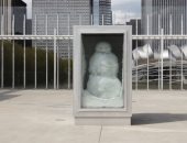 "رجل الثلج" الأكثر شهرة في عالم الفن جنوباً إلى حرارة صيف أستراليا
