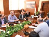 صور.. محافظ بورسعيد يجتمع مع رؤساء الأحياء لمتابعة الموقف التنفيذى للمشروعات 