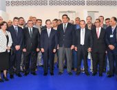 الرئيس السيسي يلتقط صورًا تذكارية مع عمال مدينة دمياط للأثاث