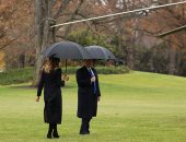 صور وفيديو.. ترامب ينسى ميلانيا أثناء توجهه للطائرة قبل السفر إلى لندن 