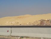 قارئ يشكو تراكم مخلفات البناء على الطريق الدائرى بين الإسماعيلية وبلبيس