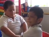 فيديو يأسر القلوب.. طفل بمتلازمة داون "يواسى" زميله المصاب بـ"التوحد"