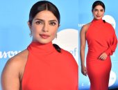 بريانكا شوبرا تختار فستان أحمر جريئا لتكريمها بجائزة الإنسانية.. صور 
