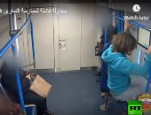 شاهد.. محاولة فاشلة لممارسة التمارين في مترو موسكو
