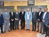 محافظ أسوان يلتقى وفد الجامعة.. ويؤكد: هدفنا خدمة المواطن