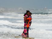 رغوة سامة تجتاح أحد أشهر شواطئ الهند