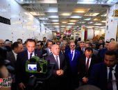 وزير النقل يستقبل جرارات السكة الحديد الجديدة الأمريكية بميناء الإسكندرية