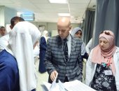 صور.. وكيل "صحة الشرقية" يمر على مستشفى أبو كبير ويأمر بتوفير استشاريين