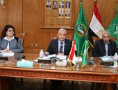 رئيس جامعة المنوفية يعقد اللجنة العليا للبرامج الخاصة 