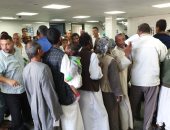 صور.. إقبال على قافلة جامعة القاهرة الطبية بحلايب وشلاتين