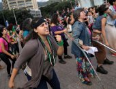 سيدات فنزويلا يتظاهرن فى كاراكاس لوقف العنف ضد المراة 