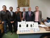 صور.. جمارك مطار برج العرب تحبط تهريب شاشات هواتف محمولة