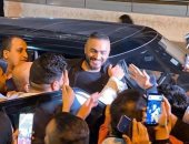 صور.. استقبال حافل لـ تامر حسنى بمطار القاهرة بعد دخوله موسوعة جينيس