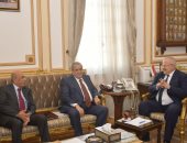 صور.. رئيس جامعة القاهرة يكرم مفيد شهاب وجابر عصفور لحصولهما على جائزة النيل