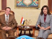 الهجرة تبحث توقيع عقود لتصدير منتجات مدينة الجلالة والروبيكى لأمريكا