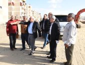 صور.. محافظ بورسعيد يتابع سير العمل بشارع البترول ومجمع المواقف الجديد