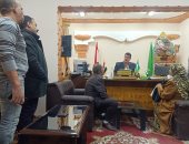 رئيس حي ثان الزقازيق يلتقي عددا من المواطنين بمكتبه للاستماع لمشاكلهم