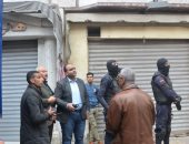 صور.. نائب محافظ الإسكندرية يقود حملة لإزالة عقار مخالف بالجمرك