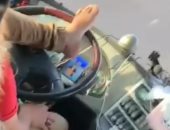 الشرطة السعودية تلقى القبض على سائق حافلة للطالبات يقودها بساقه.. صور