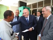 محافظ قنا يستجيب لشكوى مواطن ويسلمه "تروسيكل".. صور