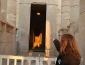 صور.. باحثون يرصدون تعامد الشمس على قدس الأقداس بمعبد حتشبسوت فى الأقصر