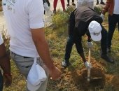 صور.. متطوعو الاتحاد الإفريقى يزرعون 100 شجرة بمنتدى 15 مايو