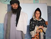 يكافح لتعليم بناته.. أب أفغانى ينقل أطفاله 12 كيلو يوميا للمدرسة ليصبحن طبيبات