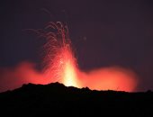 حمم بركان جبل إتنا ينير سماء جزيرة صقلية الإيطالية باللون الأحمر