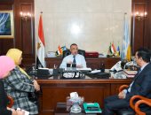 صور.. محافظ الإسكندرية يشدد على نقل البلوكات الخرسانية من الكورنيش