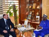 محافظ أسوان يستقبل إبراهيم جمبارى وزير خارجية نيجريا الأسبق