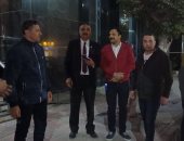 صور.. رئيس حى الدقى يشن حملة لإزالة إشغالات المحال والكافيهات