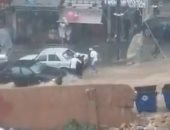 فيديو .. شباب لبنانى ينقذون سيدة جرفتها السيول فى شوارع بيروت