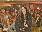 مريم عامر منيب تتسلم جائزة تقديرية باسم والدها: بتشرف وانا بشوف حب الناس ليك