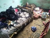 صور.. مواطن يطالب محافظ الشرقية بعلاجه وزوجته وترميم منزله المتصدع