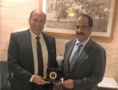 رئيس التنمية الصناعية يبحث مع أمين عام مجلس الإمارات للمستثمرين بالخارج فرص الاستثمار 